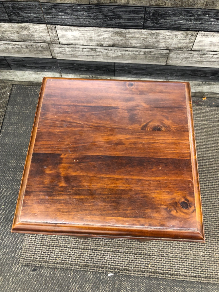 LIGHT BROWN SIDE TABLE W/DRAWER.