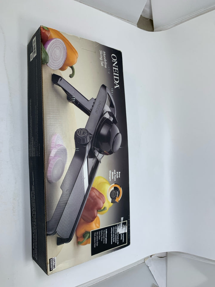 NIB MANDOLINE SLICING SET.