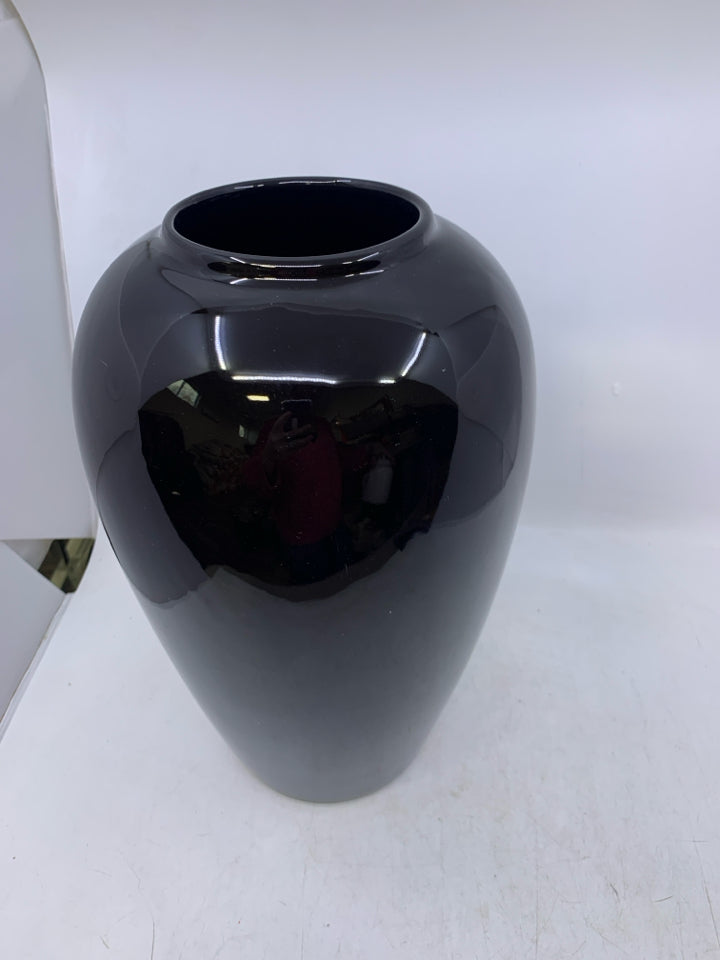 BLACK HEAVY VASE.