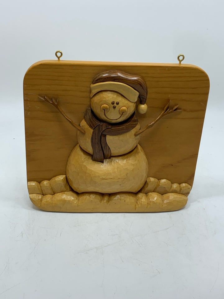 WOOD CARVED SNOWMAN WALL PLAQUE.