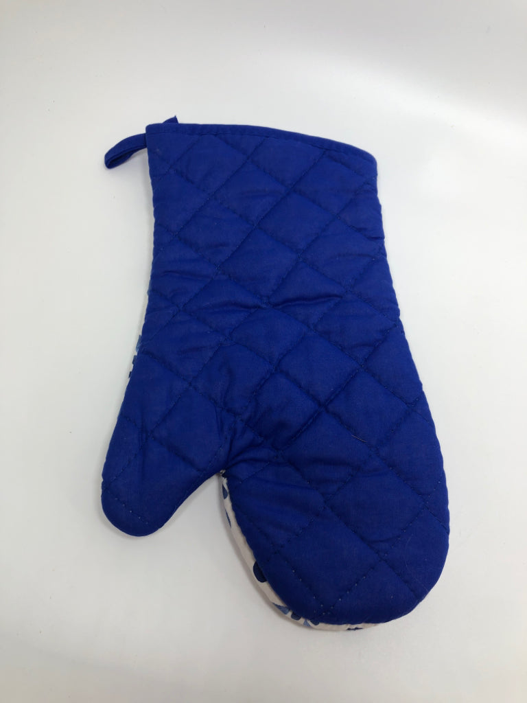 NWT BLUE FLORAL OVEN MIT.
