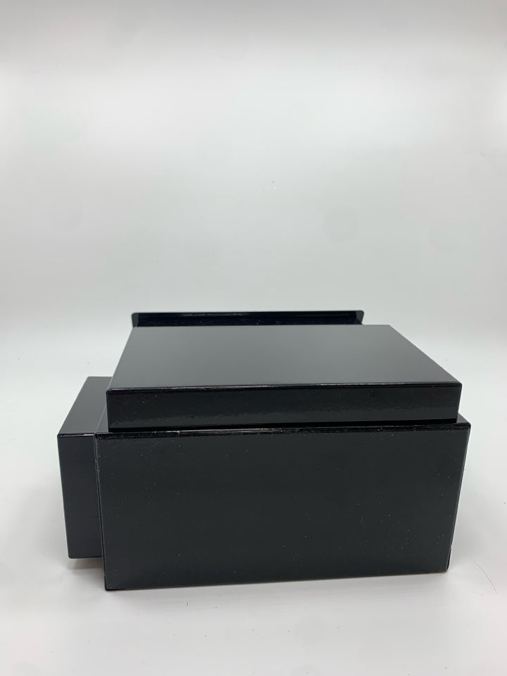 BLACK METAL SUGGESTION BOX W/KEY.