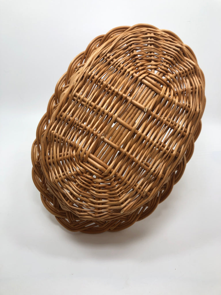 WICKER BASKET W/BRAIDED RIM.
