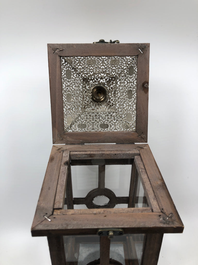 RUSTIC LANTERN W/CIRCLE DECAL.