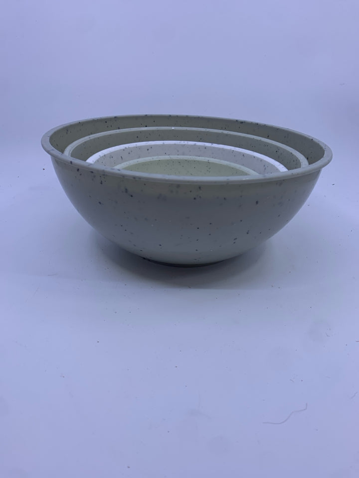4 NESTING PLASTIC MIXING BOWLS.
