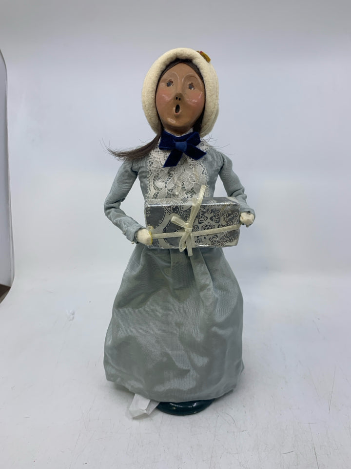 1994 BYERS' CHOICE WOMAN CAROLER IN BLUE DRESS.