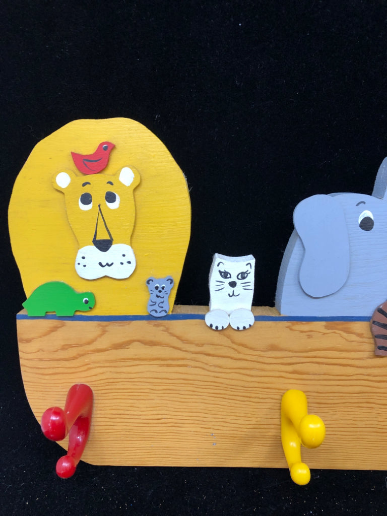 ANIMALS IN SHIP PEG HOOKS.