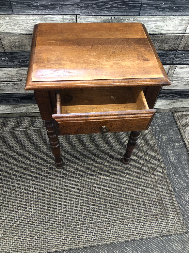 VTG MAPLE WOOD SIDE TABLE WITH DRAWER.