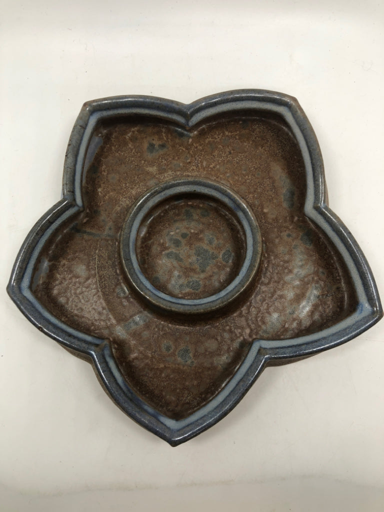 STONEWARE FLOWER SHAPED POTTERY DISH W/BLUE GLAZE RIM.