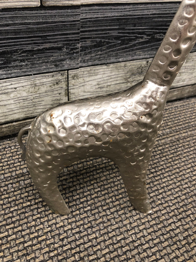 HAMMERED METAL GIRAFFE FIGURINE.