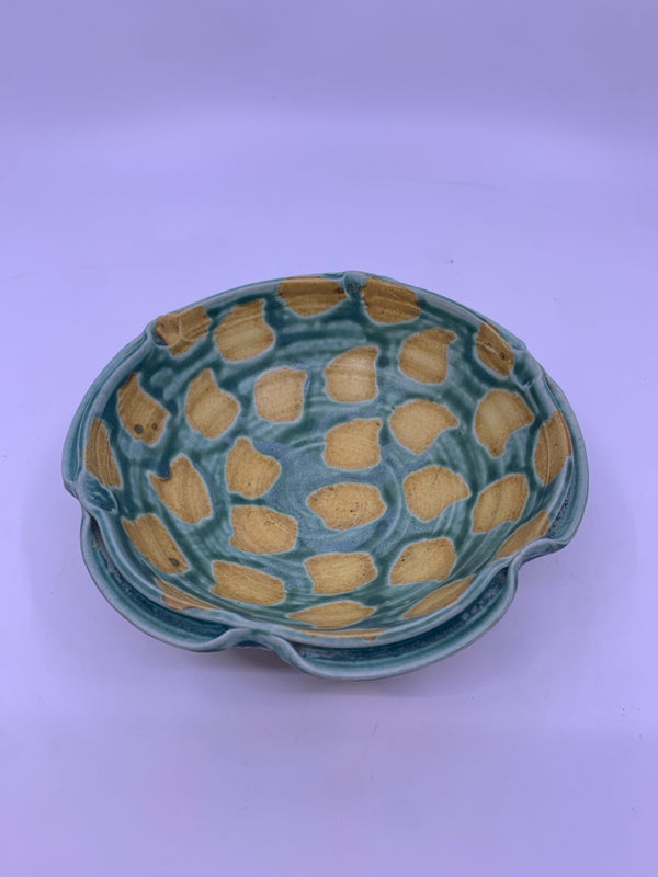 GREEN AND YELLOW LIPPED EDGE DETAIL BOWL.