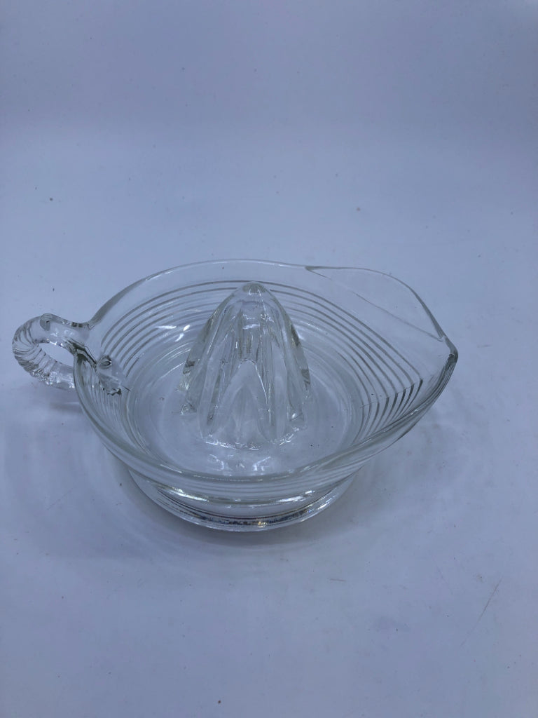 VTG CLEAR GLASS JUICER W HANDLE.