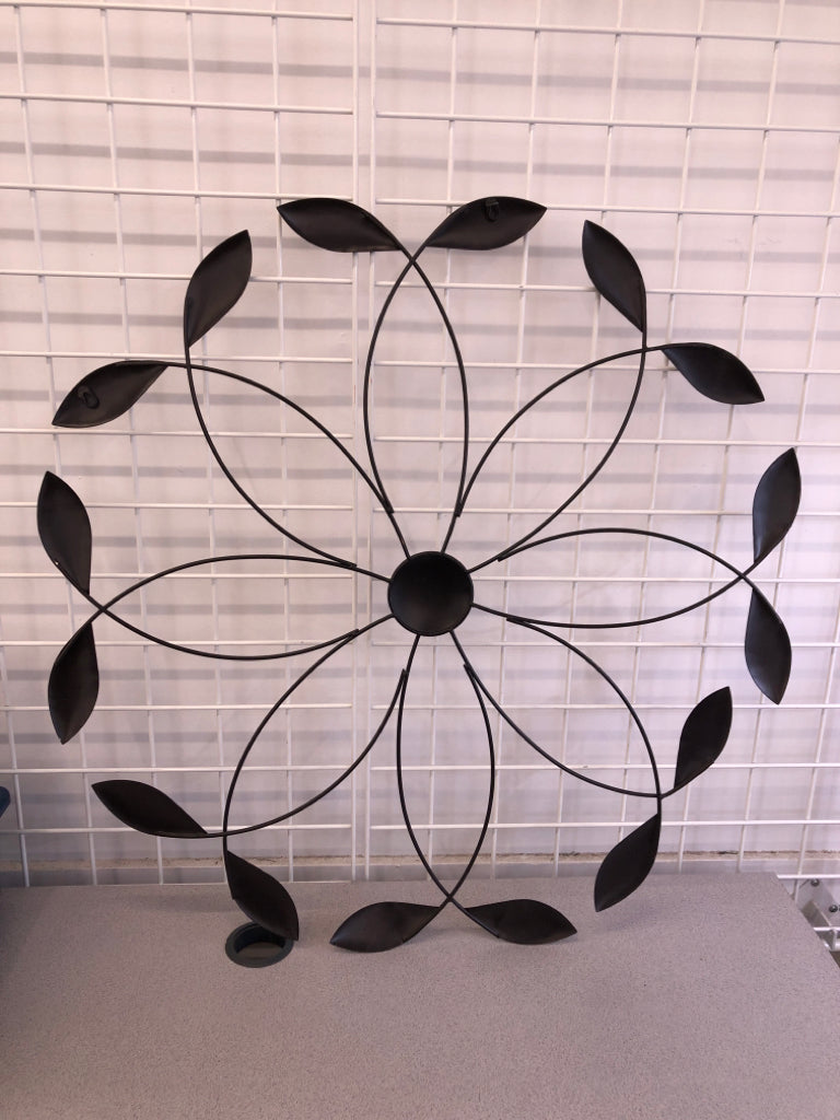 ROUND BLACK METAL W/LEAVES WALL DECOR.