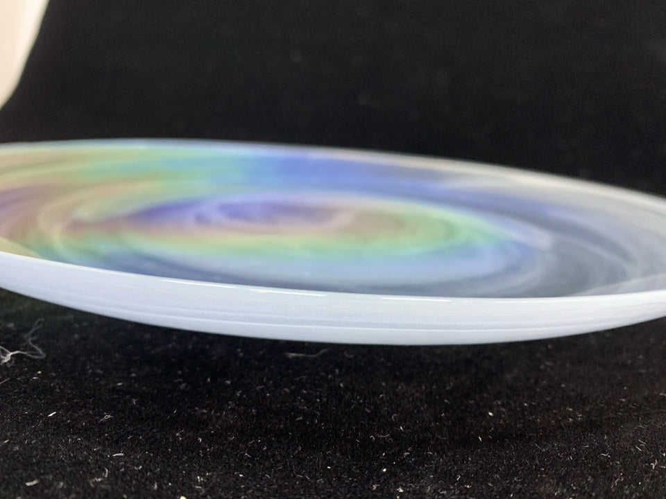 4 WHITE IRIDESCENT PLATES.