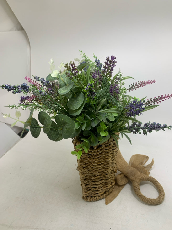 BASKET W/ FAUX FLOWERS/LEAVES WALL HANGING.