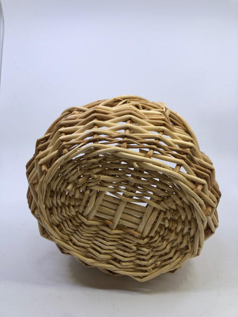 SMALL ROUND BLONDE BASKET W HANDLE.