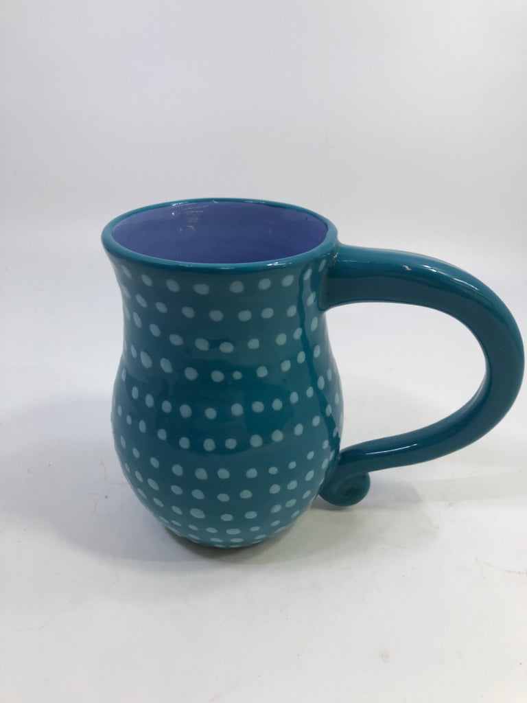 BLUE DOTTED MUG W/CURVED HANDLE.