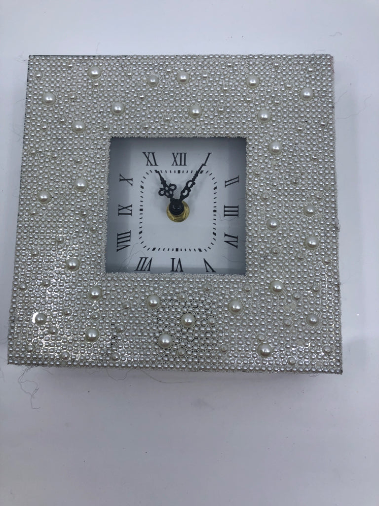 SQUARE PEARL DETAIL DESK CLOCK.