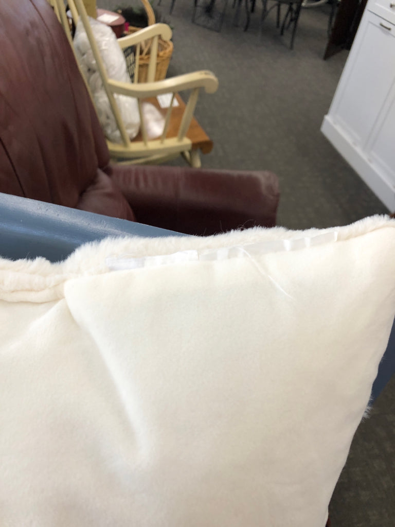 WHITE RIBBED FUZZY PILLOW.