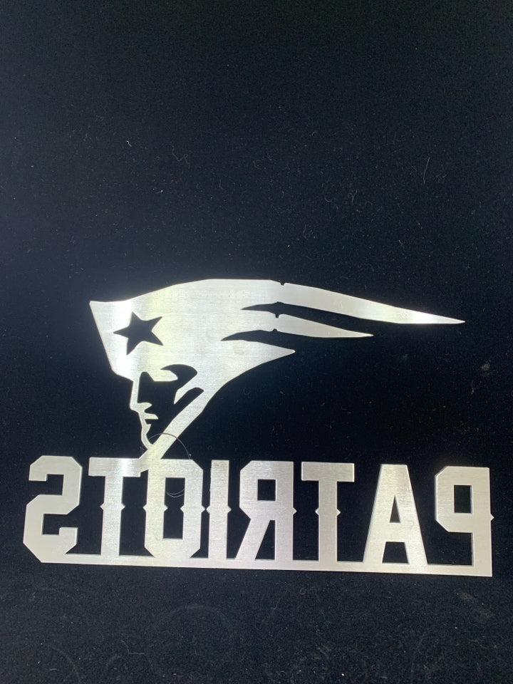 SILVER METAL PATRIOTS CUTOUT WALL ART.