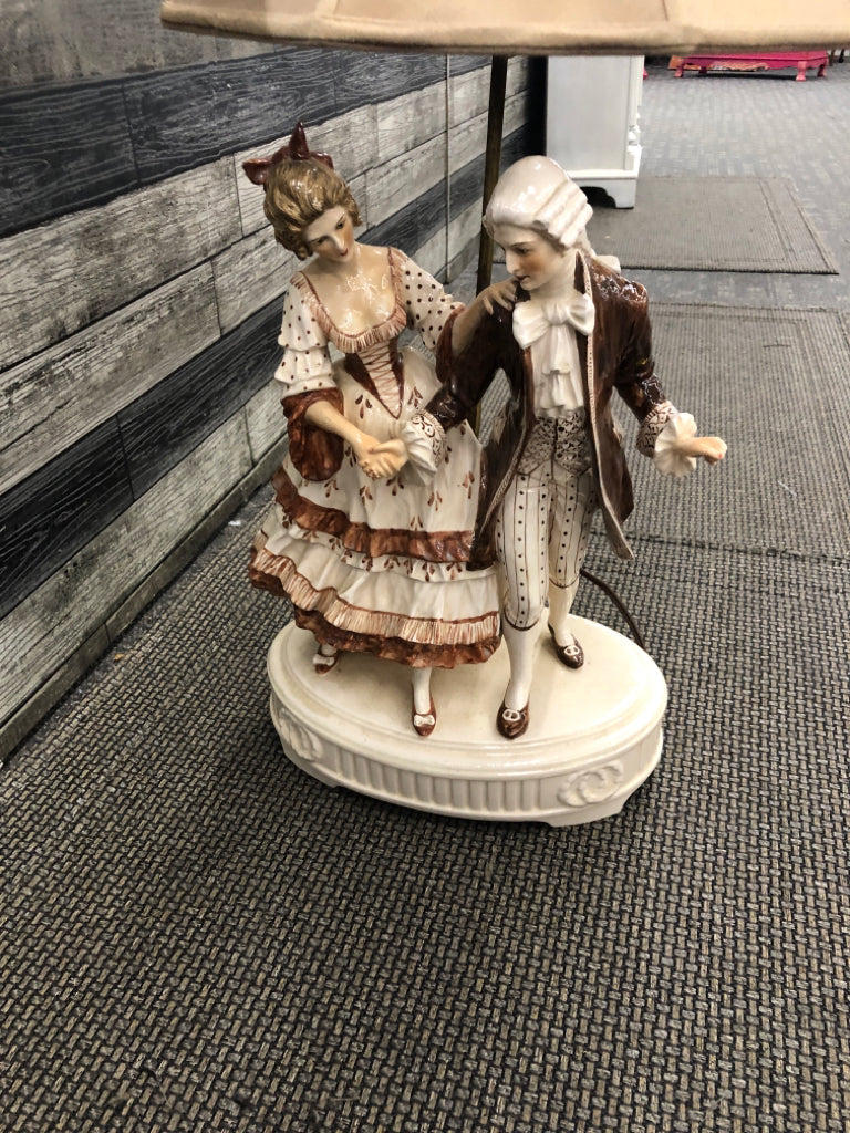 VTG VICTORIAN COUPLE LAMP W BROWN SHADE.