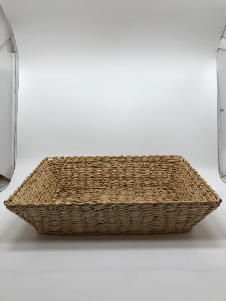 WICKER BASKET TRAY.
