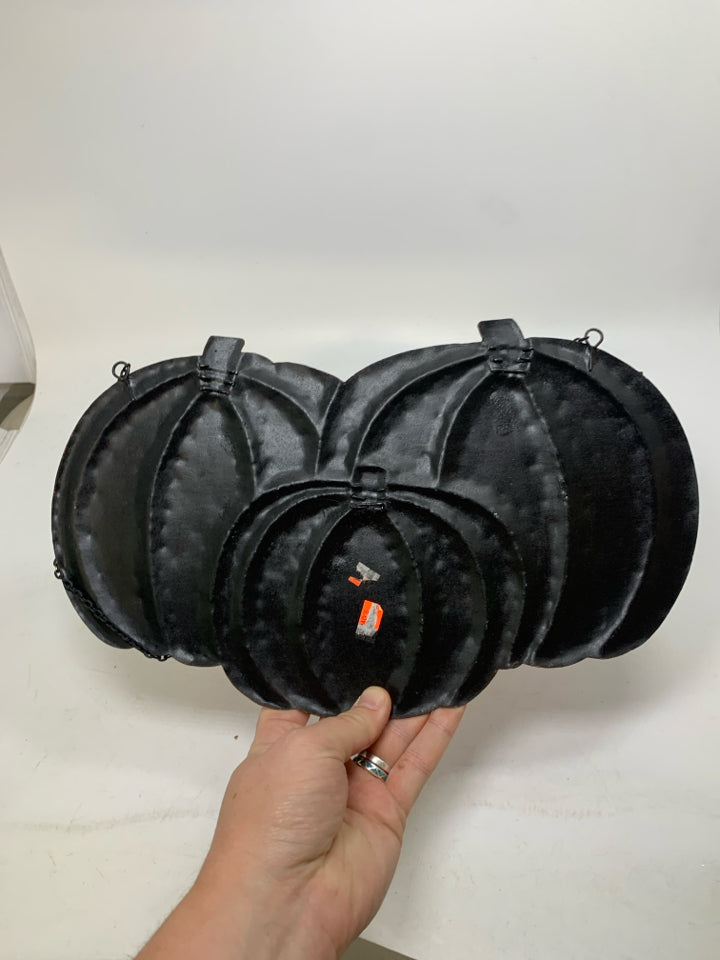 3 PUMPKINS METAL WALL HANGING.