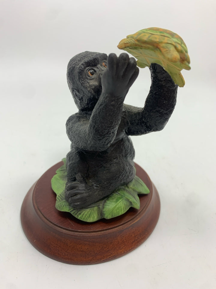 2PC COME OUT COME OUT- GORILLA FRANKLIN PORCELAIN FIGURINE W/STAND.
