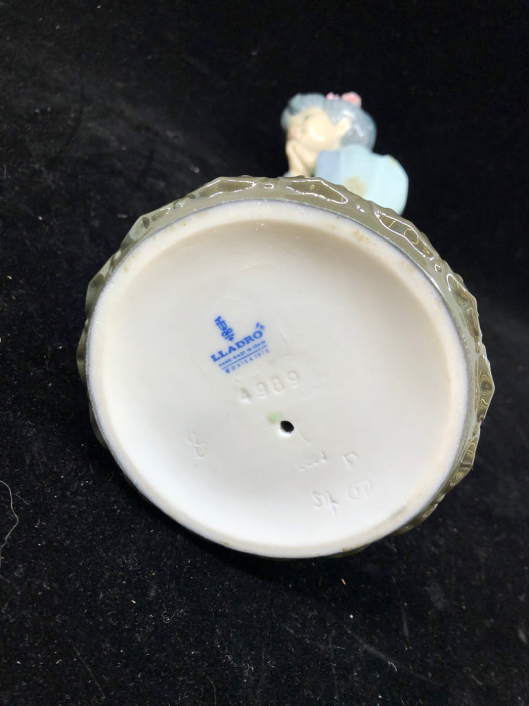 LLADRO WOMAN BOWING IN BLUE KIMONO.