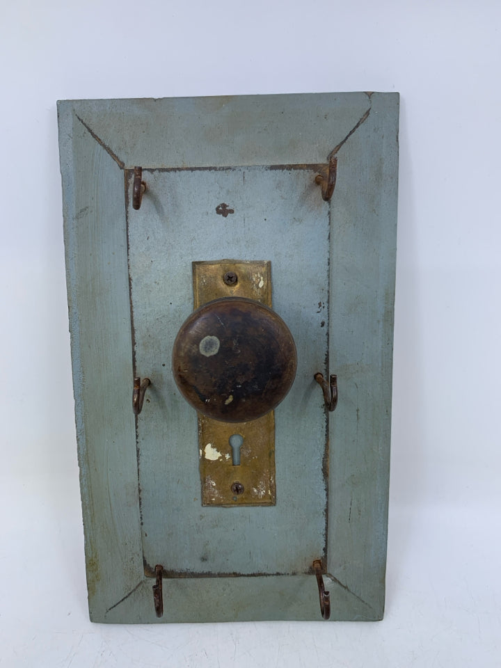 RUSTIC METAL DOOR KNOB W/ 6 KEY HOOKS WALL HANGING.