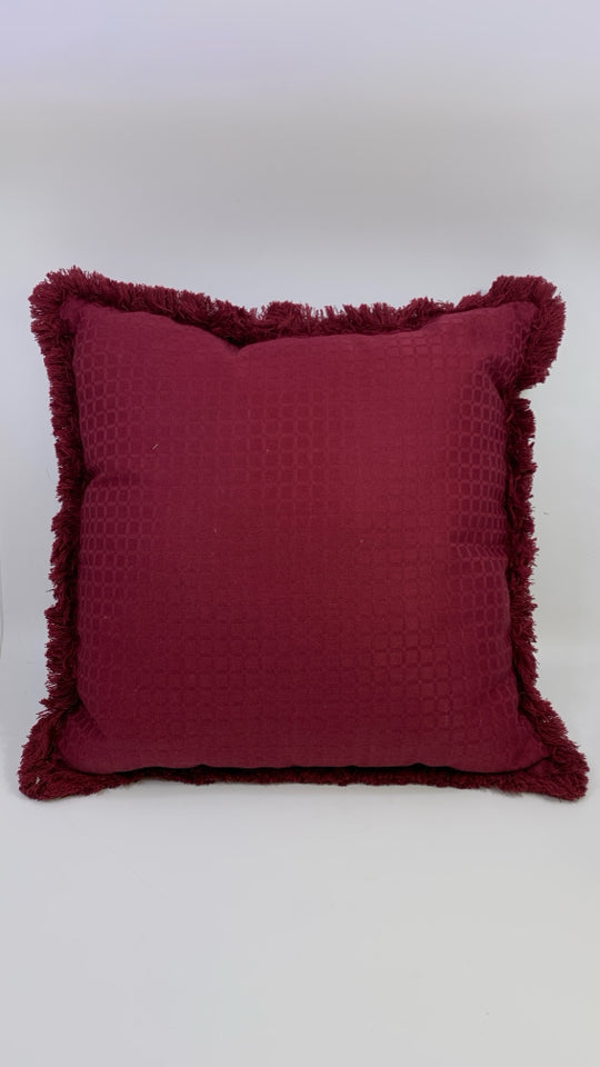MAROON ACCENT PILLOW W/FRINGE.