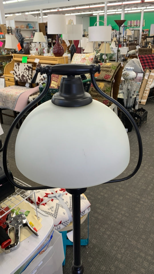 HEAVY BLACK BASE FLOOR LAMP W GLASS SHADE.