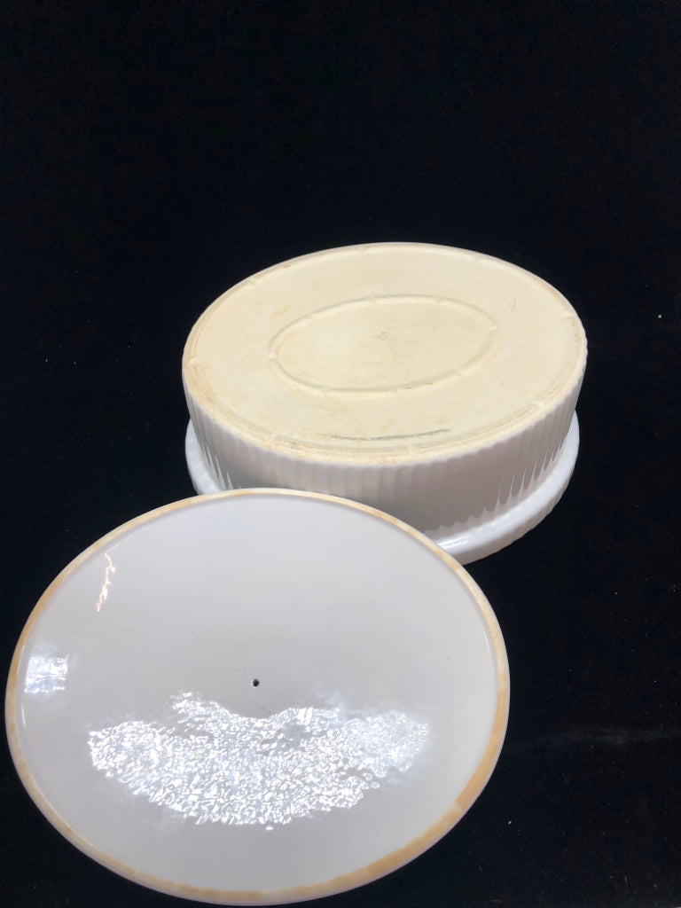 WHITE RIBBED OVAL CASSEROLE DISH W/LID.