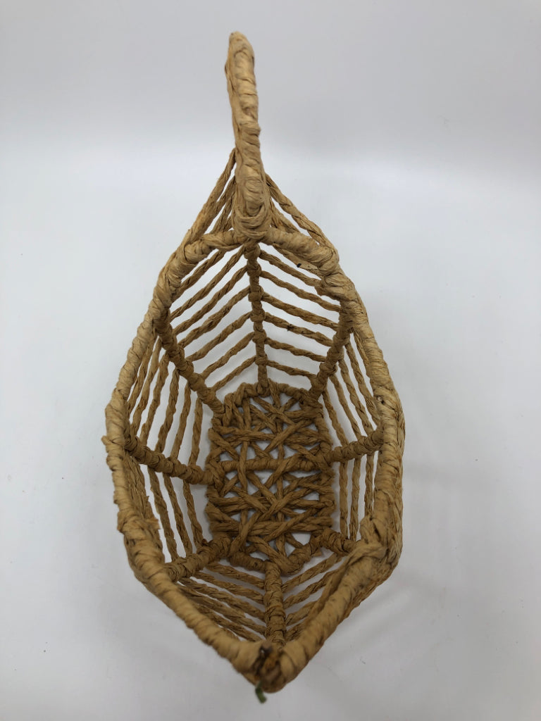 CHICKEN SHAPED WICKER BASKET.