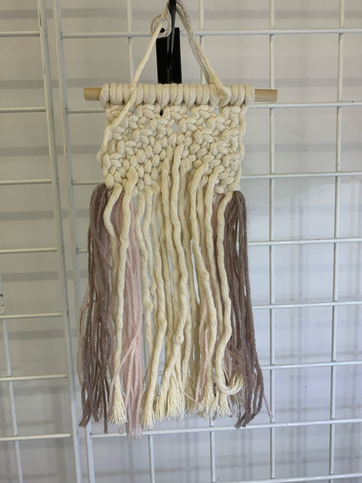 MACRAME MINI RAINBOW HANGING.