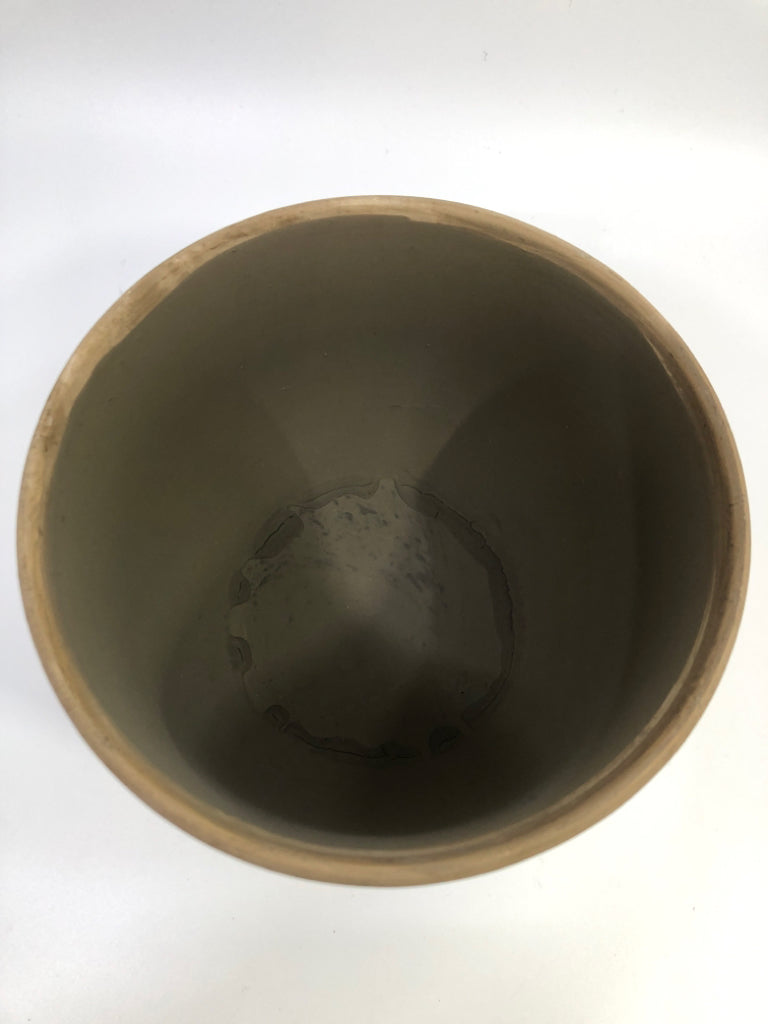 CREAM CRACKLE PLANTER W/FLOWER PATTERN BROWN EDGE.