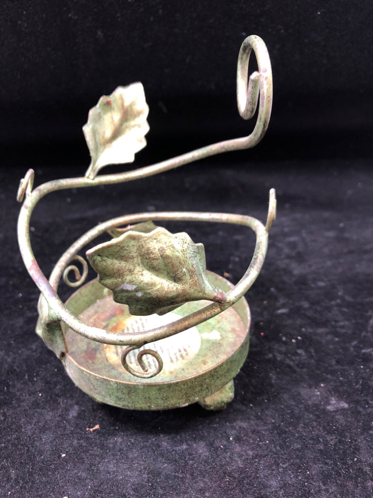 GREEN METAL BOTTLE HOLDER SWIRL LEAVES.
