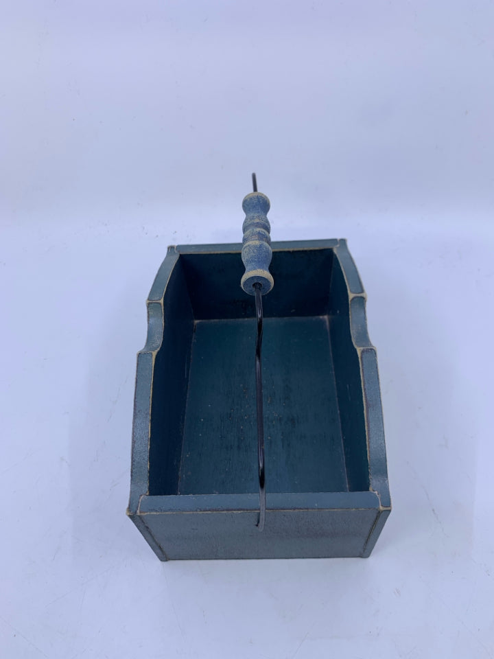 BLUE TOWEL WOOD BASKET W/ HANDLE.