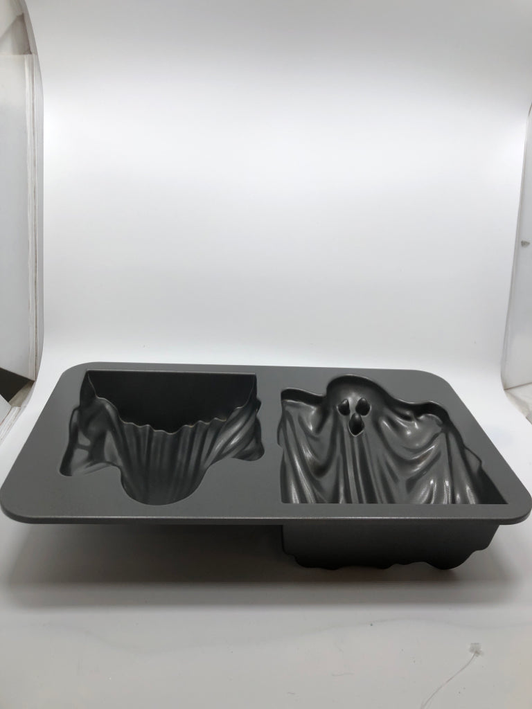 NORDIC WARE GHOST CAST ALUMINUM PAN.