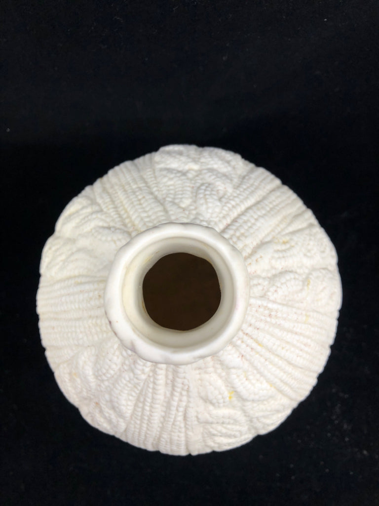 CABLE SWEATER EMBOSSED VASE.