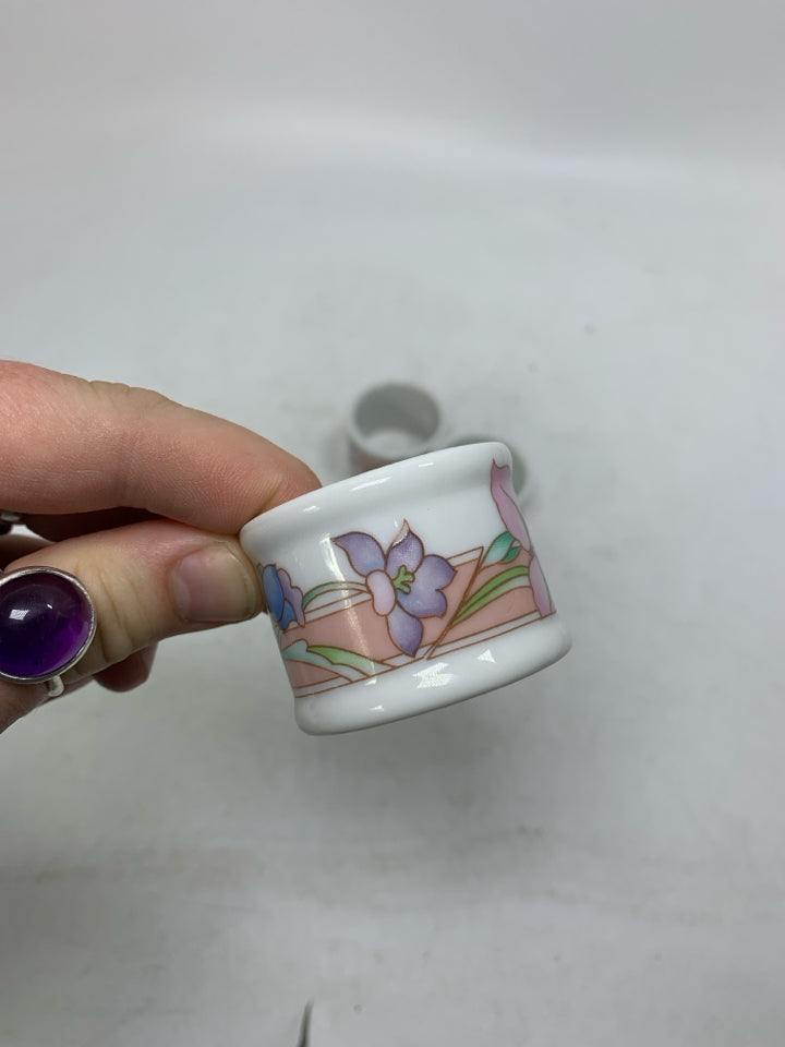 4 FLORAL PORCELAIN NAPKIN RINGS.