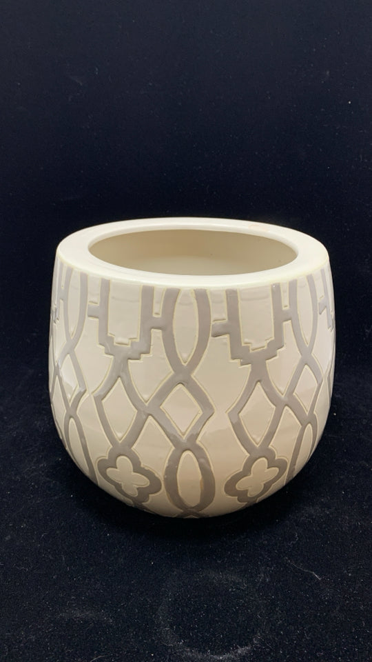 CREAM CERAMIC POT W/GREY GEOMETRIC LINES.