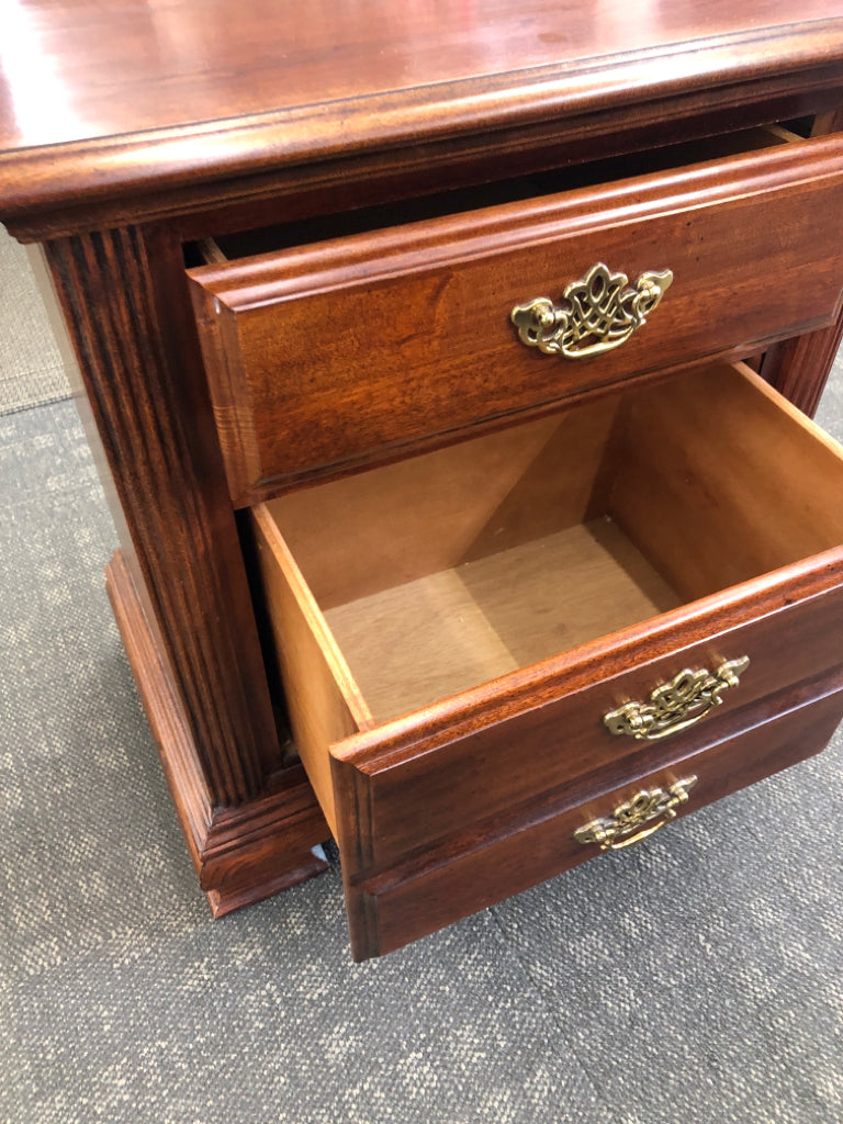 VTG 2-DRAWER WOODEN NIGHTSTAND W/GOLD HARDWARE.
