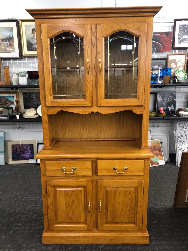 2PC OAK HUTCH W/GLASS DOORS AND LIGHTS BRASS HANDLES.