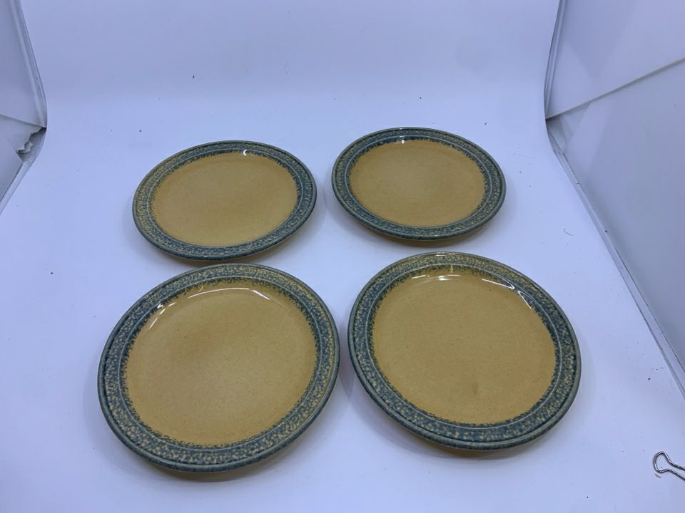 4 SPONGE PATTERN DESSERT PLATES.