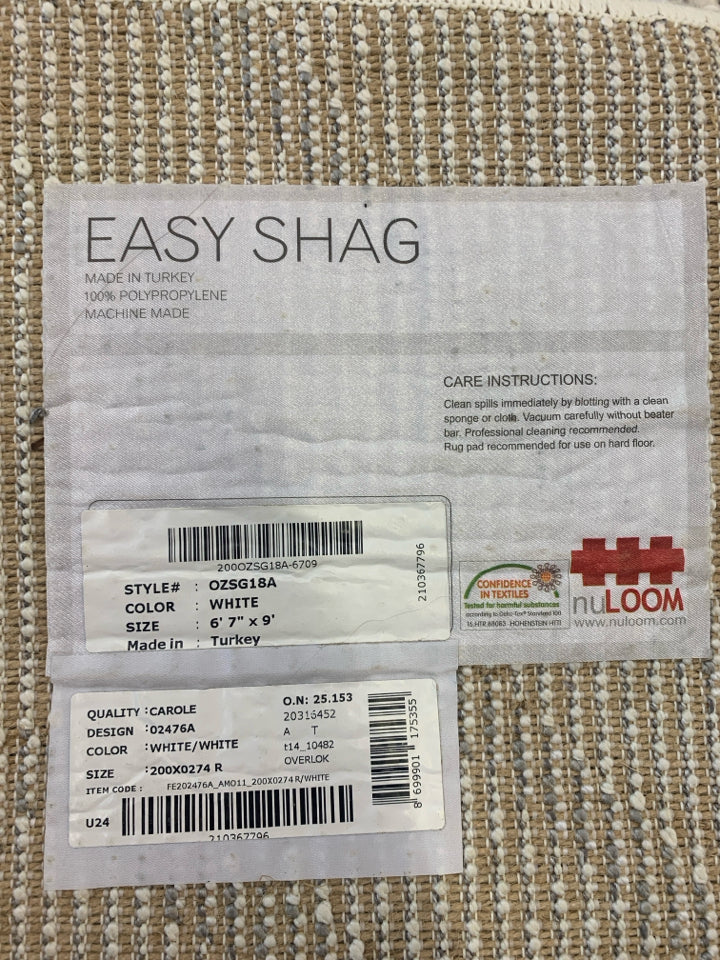 WHITE AND GREY SHAG RUG.