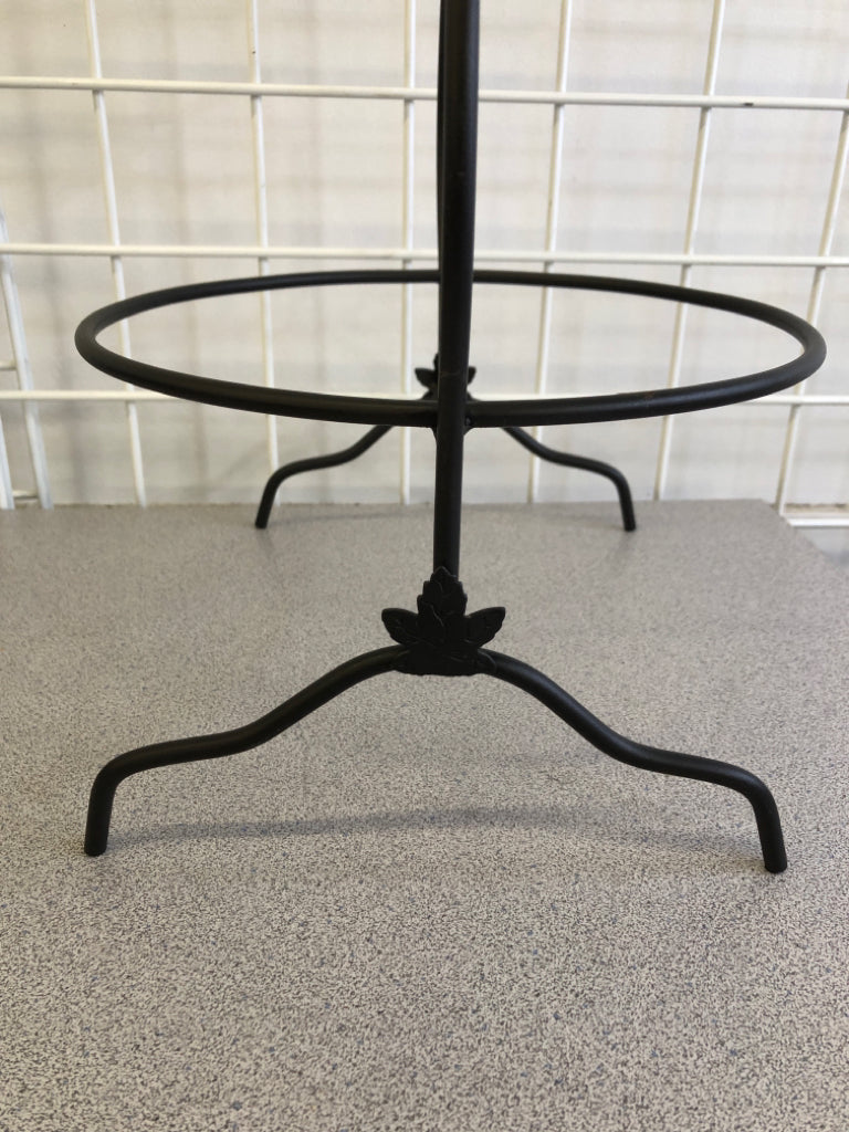 3 TIER WROUGHT IRON PLATE HOLDER W MAPLE LEAVES.