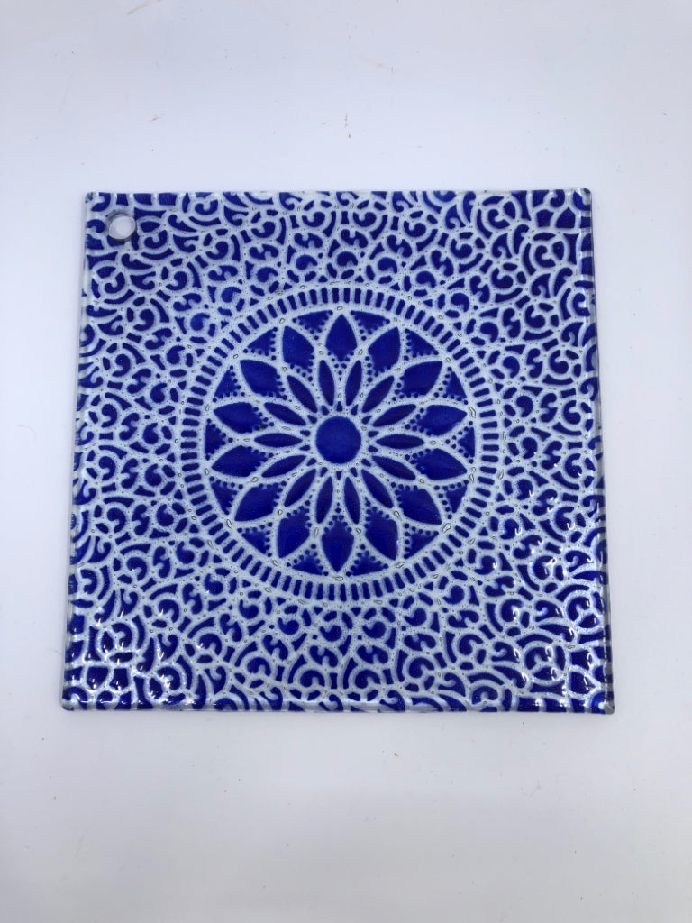 SQUARE FUSED GLASS BLUE MEDALLION DESIGN TRIVET.