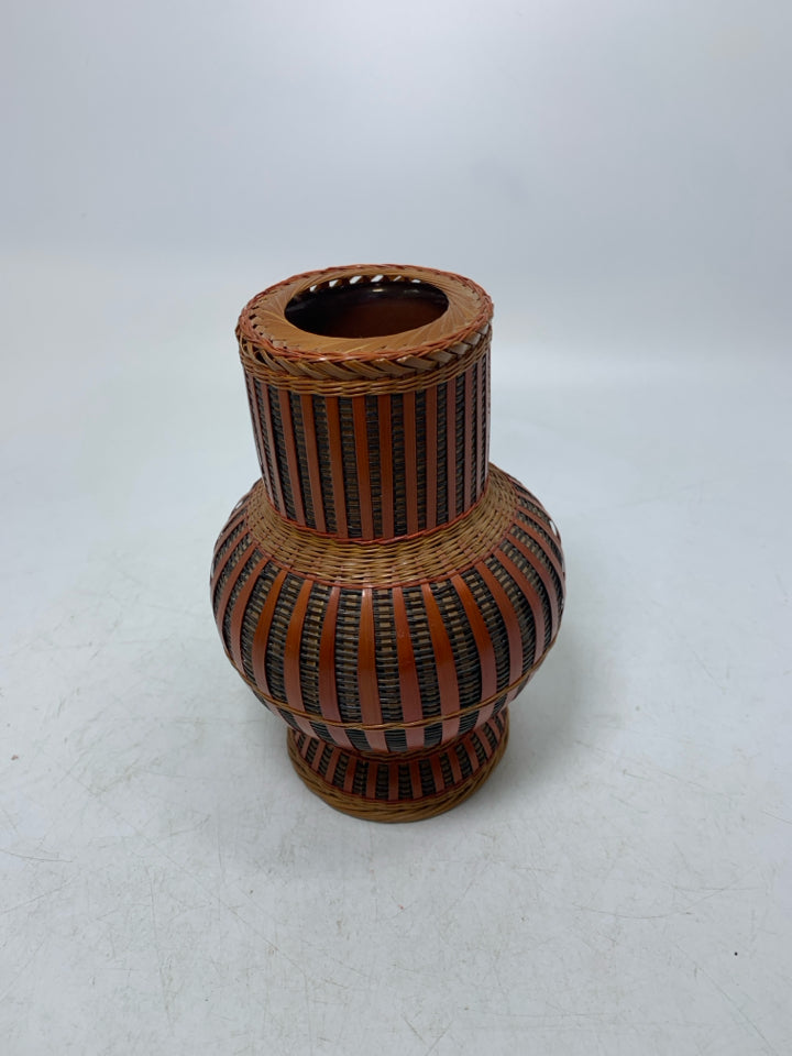 VERY DETAIL STRAW WOVEN STRIPED VASE W/ CERAMIC INSERT.