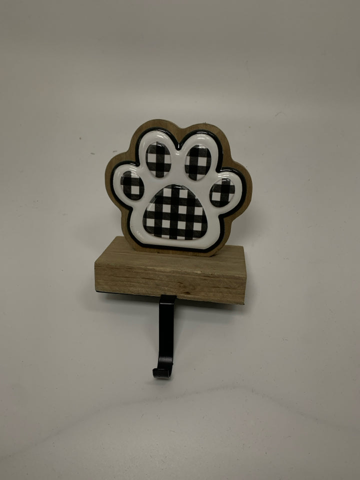 WOOD PAW PRINT W/ METAL BUFFALO PLAID STICKING HANGER.